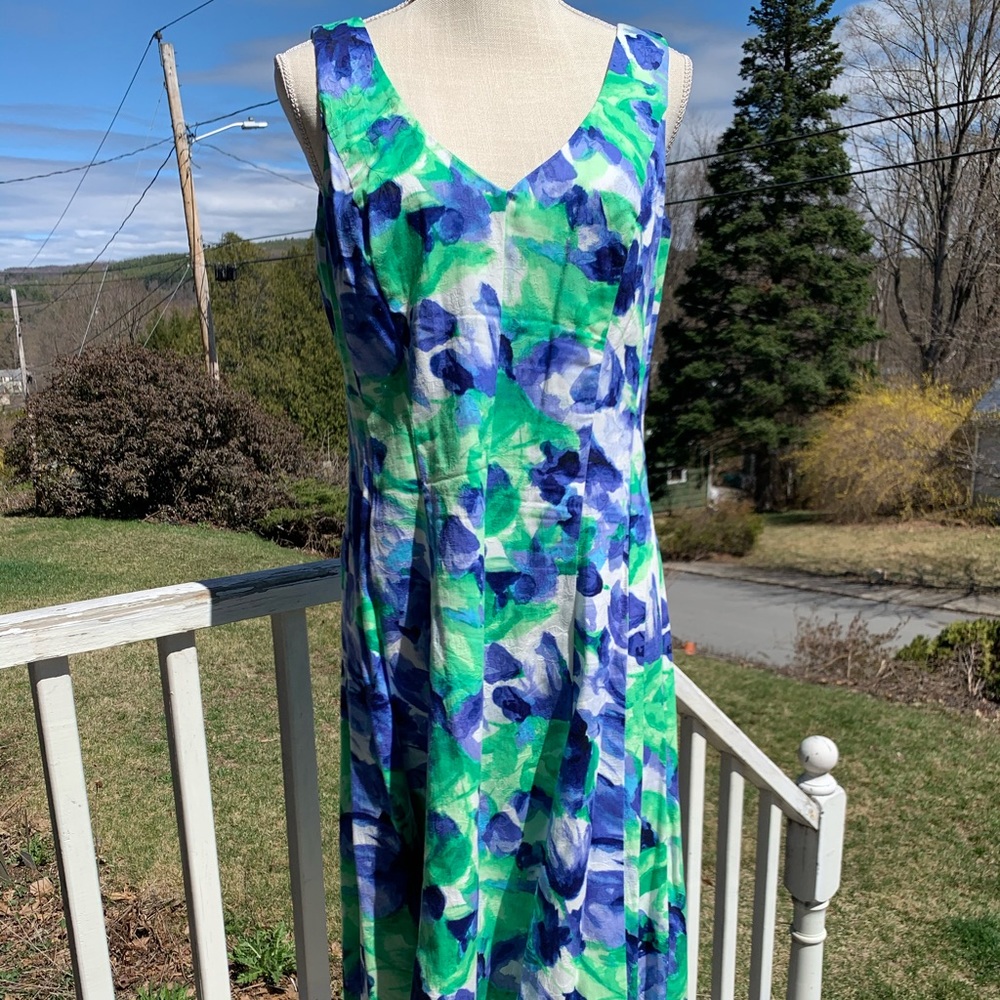 Chaps Sleeveless summer dress Size 10
V neck front and back Blues, Greens, White - Picture 2 of 11